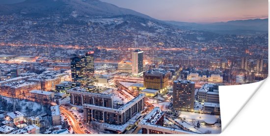 Poster Straatbeeld van Sarajevo en berg met sneeuw in Bosnië en Herzegovina