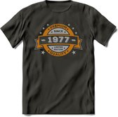 Premium Since 1977 T-Shirt | Goud - Zilver | Grappig Verjaardag Kleding Cadeau Shirt | Dames - Heren - Unisex Tshirt | - Donker Grijs - 3XL