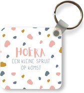 Sleutelhanger - Uitdeelcadeautjes - Spreuken - Hoera een kleine spruit op komst - Quotes - Baby - Plastic - Vaderdag cadeau - Geschenk - Cadeautje voor hem - Tip - Mannen