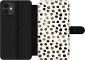 Bookcase Geschikt voor iPhone 12 Pro telefoonhoesje - Stippen - Zwart - Wit - Met vakjes - Wallet case met magneetsluiting