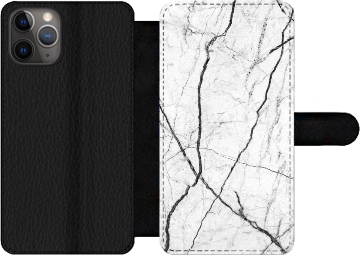 Telefoonhoesje Geschikt voor iPhone 11 Pro Max telefoonhoesje - Marmer print - Zwart - Wit - Met vakjes - Wallet case met magneetsluiting