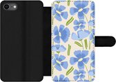 Bookcase Geschikt voor iPhone SE 2020 telefoonhoesje - Bloem - Blauw - Patronen - Met vakjes - Wallet case met magneetsluiting