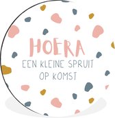 WallCircle - Wandcirkel - Muurcirkel - Spreuken - Hoera een kleine spruit op komst - Quotes - Baby - Aluminium - Dibond - ⌀ 30 cm - Binnen en Buiten