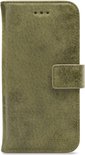 Étui de téléphone vert à la texture subtile, avec fermeture à pression.