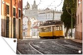 Tuinposter - Tuindoek - Tuinposters buiten - Tram rijdt door de straten van Lissabon, Portugal - 120x80 cm - Tuin