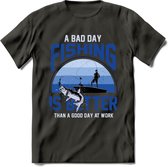 A Bad Day Fishing - Vissen T-Shirt | Blauw | Grappig Verjaardag Vis Hobby Cadeau Shirt | Dames - Heren - Unisex | Tshirt Hengelsport Kleding Kado - Donker Grijs - M