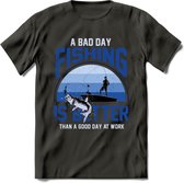 A Bad Day Fishing - Vissen T-Shirt | Blauw | Grappig Verjaardag Vis Hobby Cadeau Shirt | Dames - Heren - Unisex | Tshirt Hengelsport Kleding Kado - Donker Grijs - 3XL