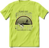 A Bad Day Fishing - Vissen T-Shirt | Groen | Grappig Verjaardag Vis Hobby Cadeau Shirt | Dames - Heren - Unisex | Tshirt Hengelsport Kleding Kado - Groen - XL