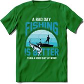 A Bad Day Fishing - Vissen T-Shirt | Blauw | Grappig Verjaardag Vis Hobby Cadeau Shirt | Dames - Heren - Unisex | Tshirt Hengelsport Kleding Kado - Donker Groen - S