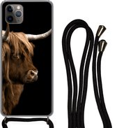 Hoesje met koord Geschikt voor iPhone 11 Pro Max - Schotse hooglander - Koe - Zwart - Siliconen - Crossbody - Backcover met Koord - Telefoonhoesje met koord - Hoesje met touw