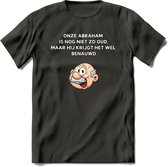 Onze abraham is nog niet zo oud T-Shirt | Grappig Abraham 50 Jaar Verjaardag Kleding Cadeau | Dames – Heren - Donker Grijs - XXL