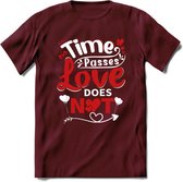 Time Passes Love Does Not - Valentijn T-Shirt | Grappig Valentijnsdag Cadeautje voor Hem en Haar | Dames - Heren - Unisex | Kleding Cadeau | - Burgundy - M