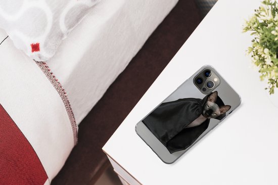 Telefoonhoesje Geschikt voor iPhone 12 Pro Max hoesje - Kat - Cape - Zwart - Siliconen Telefoonhoesje Telefoonhoesje