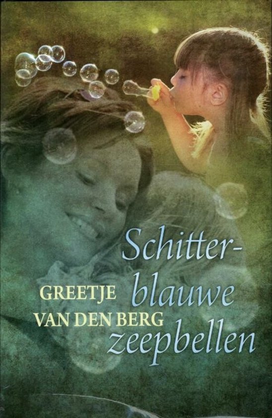 Een meisje blaast zeepbellen naar een lachende vrouw. De titel 'Schitterblauwe Zeepbellen' door Greetje van den Berg is zichtbaar.