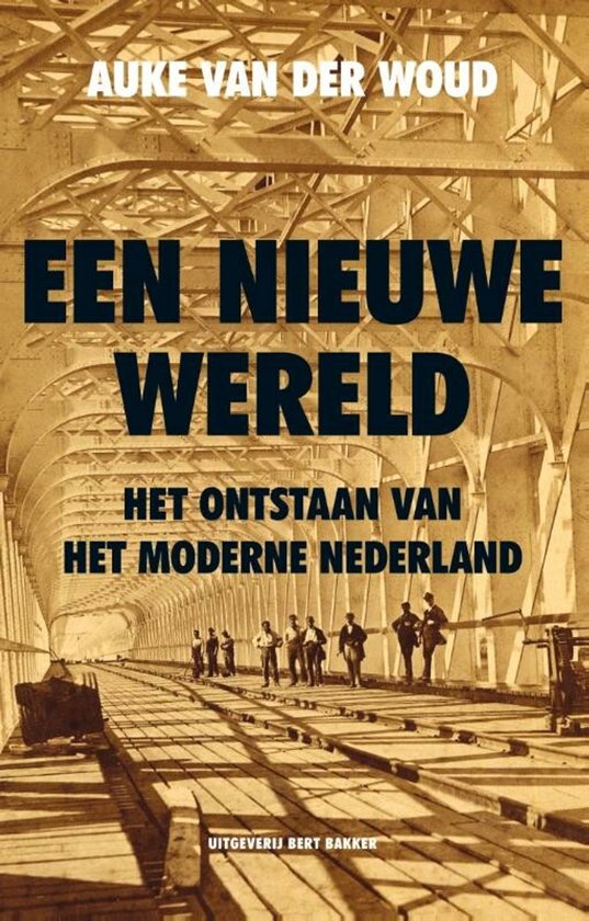 Boekcover met de titel "Een Nieuwe Wereld" door Auke van der Woud. Afbeelding van mannen op een brugconstructie.