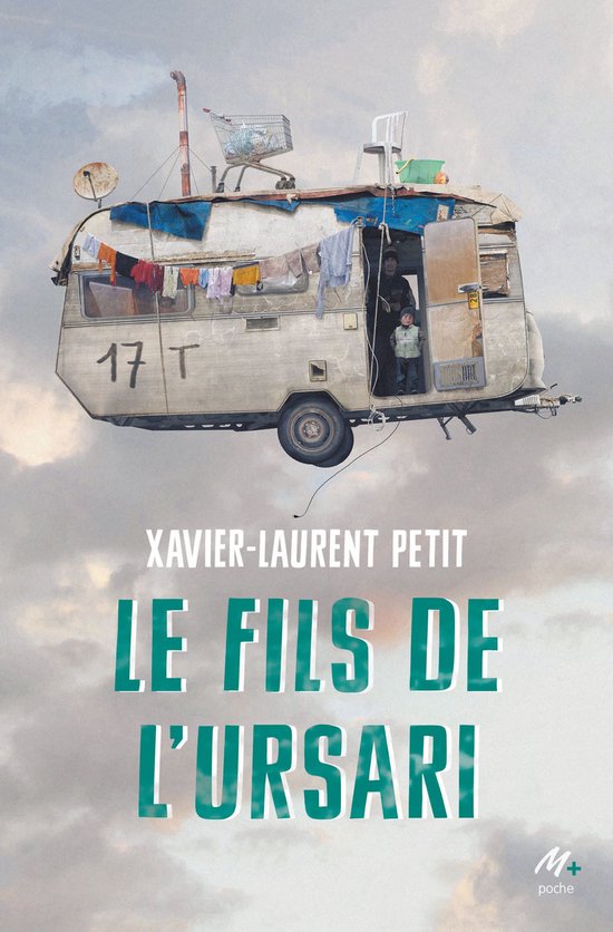 Boek 'Le fils de l'Ursari' van Xavier-Laurent Petit. Een caravan zweeft in de lucht, met wasgoed dat buiten hangt.