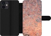Bookcase Geschikt voor iPhone 12 telefoonhoesje - Metaal - Roest print - Corrosie - Met vakjes - Wallet case met magneetsluiting