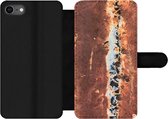 Bookcase Geschikt voor iPhone 8 telefoonhoesje - Plaat - Staal - Roest print - Met vakjes - Wallet case met magneetsluiting