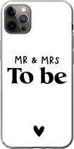 Geschikt voor iPhone 12 Pro Max hoesje - Quotes - 'Mr & Mrs to be' - Spreuken - Trouwen - Siliconen Telefoonhoesje