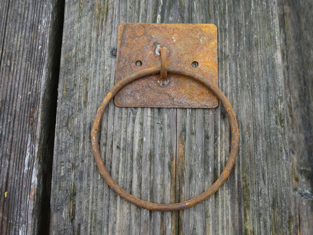 Antieke muurring met een rustiek oppervlak, greep, pull-ring, poort