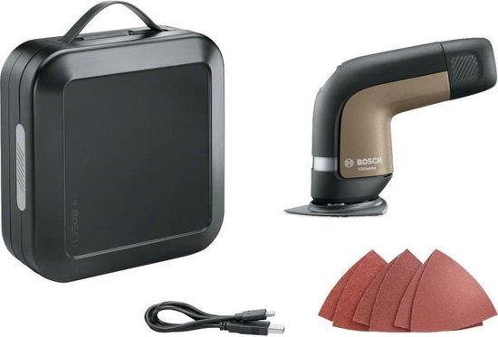 Een taupekleurige en zwarte Bosch multitool, een zwarte koffer, een zwart snoer en vier rode schuurpapiertjes.