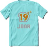 19 Jaar Feest T-Shirt | Goud - Zilver | Grappig Verjaardag Cadeau Shirt | Dames - Heren - Unisex | Tshirt Kleding Kado | - Licht Blauw - L