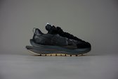 SACAI X NIKE VAPORWAFFLE 'BLACK/GUM' DD1875-001 Maat 44.5 ZWART
