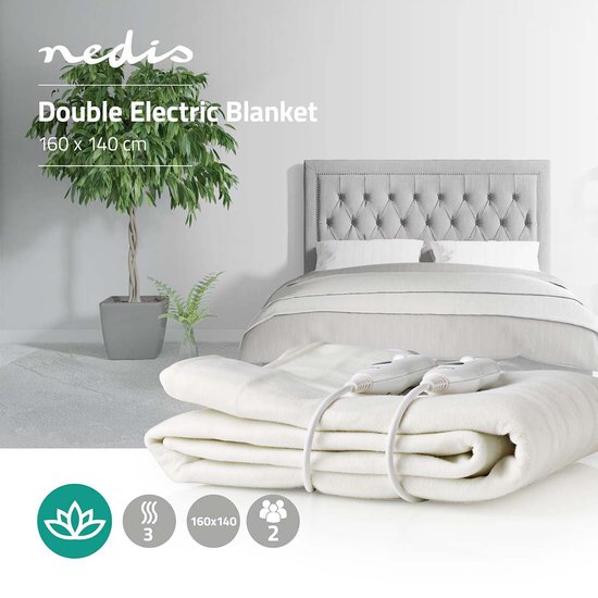Stijlvolle slaapkamer met opgemaakte elektrische deken in de voorgrond, naast een boom en een bed.