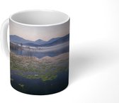 Mok - Mist ligt op een water in Karinthië in Oostenrijk - 350 ML - Beker - Uitdeelcadeautjes