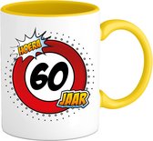 60 Jaar Verkeersbord Mok met tekst | Grappig Verjaardag Beker Cadeau | Bedrukte Koffie en Thee Mokken | Zwart | 330 ML