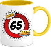 65 Jaar Verkeersbord Mok met tekst | Grappig Verjaardag Beker Cadeau | Bedrukte Koffie en Thee Mokken | Zwart | 330 ML