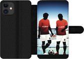 Bookcase Geschikt voor iPhone 11 telefoonhoesje - Een illustratie van twee voetballers in een stadion - Jongens - Meiden - Kids - Met vakjes - Wallet case met magneetsluiting