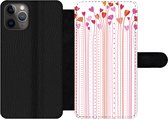 Bookcase Geschikt voor iPhone 11 Pro telefoonhoesje - Een illustratie van groeiende hartjes - Met vakjes - Wallet case met magneetsluiting