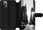 Bookcase Geschikt voor iPhone 11 Pro telefoonhoesje - Een rustige straat in New York in zwart-wit - Met vakjes - Wallet case met magneetsluiting