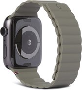 DECODED Siliconen Apple Watch Bandje - Geschikt voor Series 1-8 / SE / Ultra - 42/44/45/49 mm - Extra Sterke Magneetsluiting - Olive