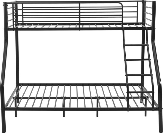 Zwart metalen stapelbed met ladder. Het onderste bed is breder dan het bovenste bed.