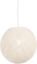 Witte bolvormige hanglamp van draad, met een dunne witte kabel, geïsoleerd op een witte achtergrond.