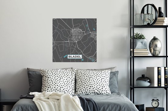 Grijze muursticker met stadskaart van Bladel, Nederland, met witte en blauwe lijnen, boven een bed.