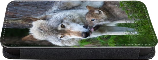 Telefoonhoesje Geschikt voor iPhone 13 telefoonhoesje - Wolf - Mos - Bos - Pup - Met vakjes - Wallet case met magneetsluiting