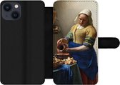 Bookcase Geschikt voor iPhone 13 telefoonhoesje - Het melkmeisje - Schilderij van Johannes Vermeer - Met vakjes - Wallet case met magneetsluiting