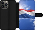 Bookcase Geschikt voor iPhone 13 Pro telefoonhoesje - De vlag van Nederland wappert in de lucht - Met vakjes - Wallet case met magneetsluiting