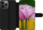 Bookcase Geschikt voor iPhone 13 Pro Max telefoonhoesje - Bloemen - Tulpen - Roze - Met vakjes - Wallet case met magneetsluiting