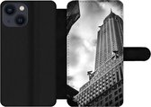 Bookcase Geschikt voor iPhone 13 Mini telefoonhoesje - Chrysler Gebouw in New York vanaf de onderkant gemaakt in zwart-wit - Met vakjes - Wallet case met magneetsluiting
