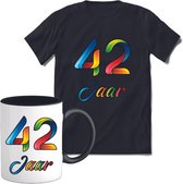 42 Jaar Vrolijke Verjaadag T-shirt met mok giftset Zwart | Verjaardag cadeau pakket set | Grappig feest shirt Heren – Dames – Unisex kleding | Koffie en thee mok | Maat L