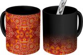 Magische Mok - Foto op Warmte Mokken - Koffiemok - Mandala - Patroon - Vintage - Oranje - Rood - Magic Mok - Beker - 350 ML - Theemok