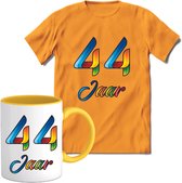 44 Jaar Vrolijke Verjaadag T-shirt met mok giftset Geel | Verjaardag cadeau pakket set | Grappig feest shirt Heren – Dames – Unisex kleding | Koffie en thee mok | Maat L