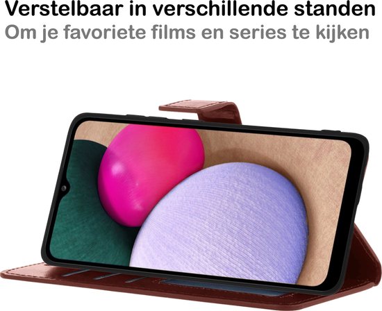Bruine telefoonhoes, verstelbaar in verschillende standen, met Samsung Galaxy A03s.