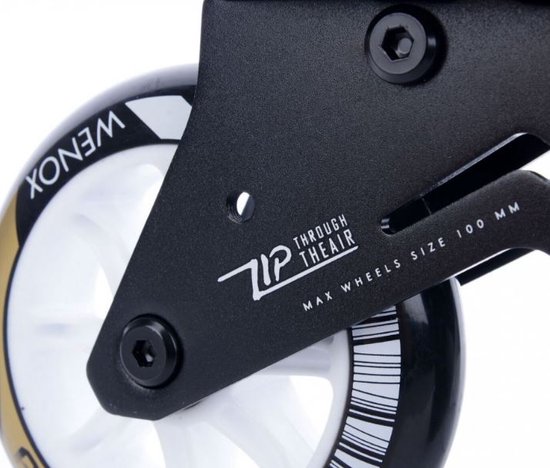 Detail van een zwarte frame met witte letters 'ZIP' en gouden tekst 'THROUGH THE AIR'.