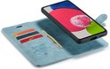 Aqua blauw Casemania telefoonhoesje opengeklapt, met kaarthouders en telefoon.