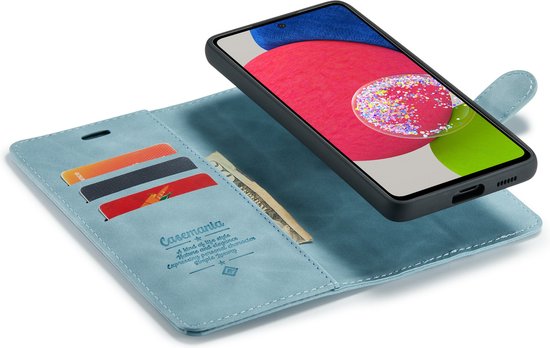 Aqua blauw Casemania telefoonhoesje opengeklapt, met kaarthouders en telefoon.